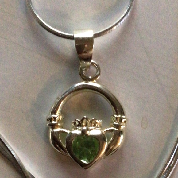 💚Sterling Silver Peridot Claddagh Pendant Necklace💚 - Picture 1 of 3